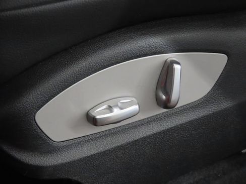 Certified 2025 Porsche Macan AWD/4WD image 41