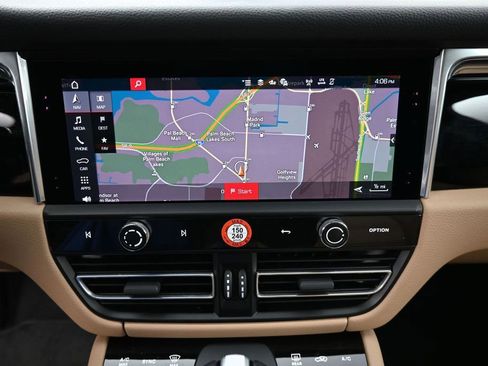 Certified 2025 Porsche Macan AWD/4WD image 19