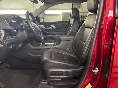 Used 2021 Chevrolet Traverse LT image 12