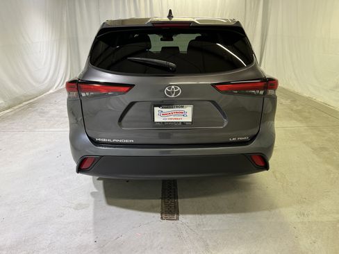 Used 2023 Toyota Highlander LE AWD/4WD image 9