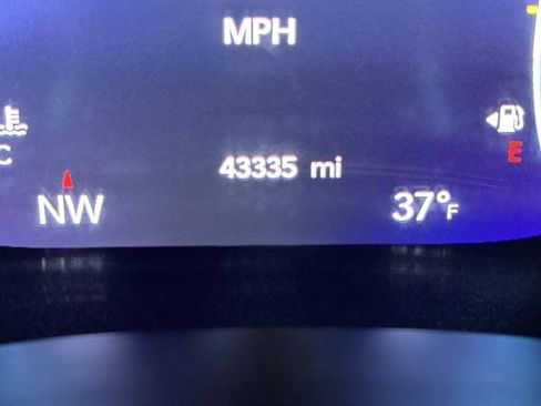 Used 2025 Chrysler Pacifica Limited image 6