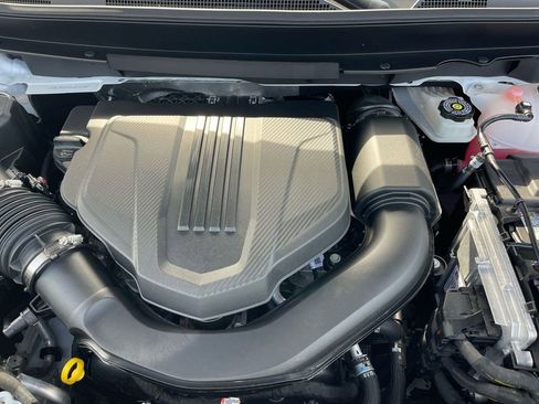 Used 2025 Chevrolet Traverse LT w/ Driver Confidence Package image 37