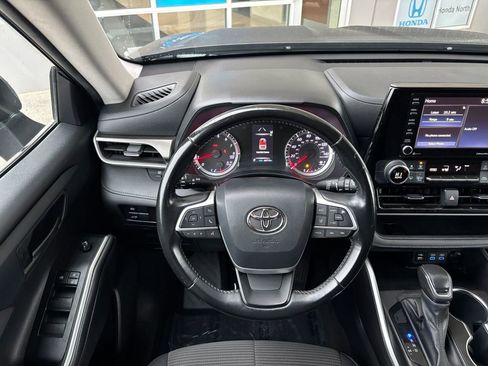 Used 2022 Toyota Highlander LE image 10