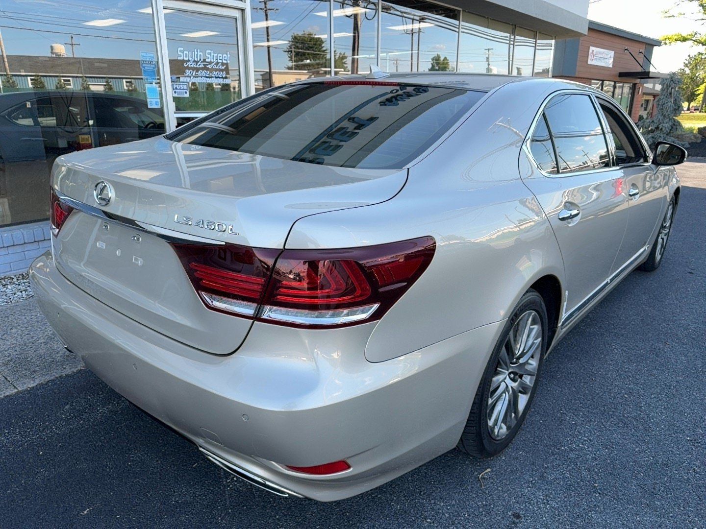 Used 2013 Lexus LS 460 L w/ All-Weather Pkg RWD image 3