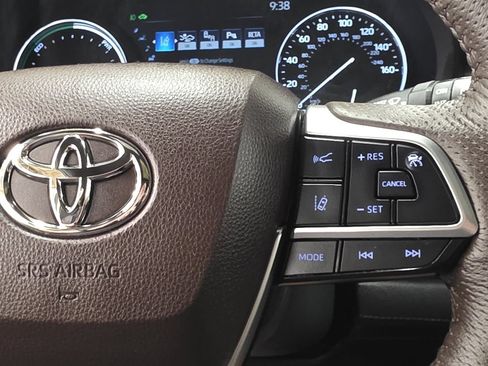 Used 2024 Toyota Sienna Platinum AWD/4WD image 34