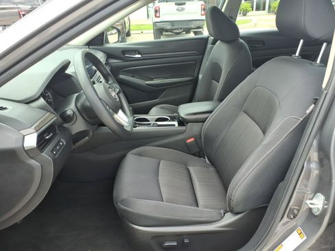 Used 2024 Nissan Altima 2.5 SV FWD image 10