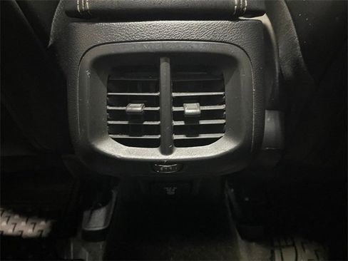 Used 2015 Jeep Cherokee Limited image 18