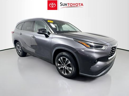 Used 2021 Toyota Highlander XLE FWD image 1