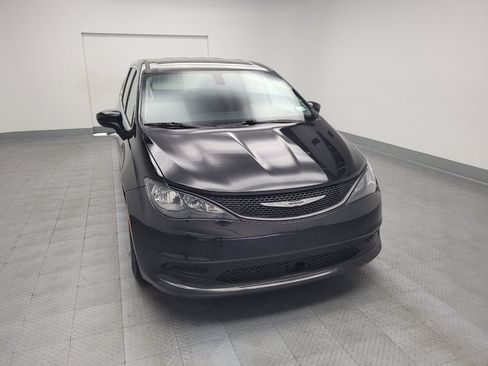 Used 2022 Chrysler Voyager LX image 14