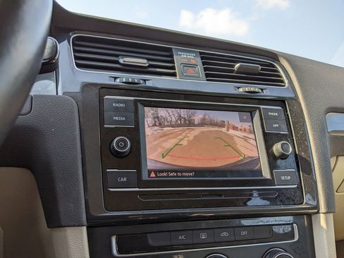 Used 2018 Volkswagen Golf S image 17