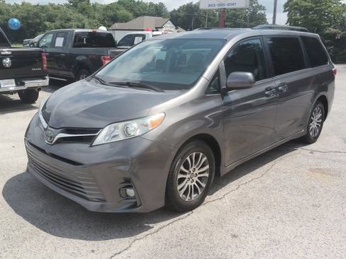 Used 2018 Toyota Sienna XLE FWD image 1