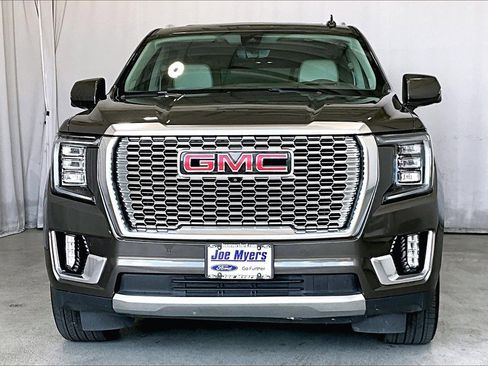 Used 2021 GMC Yukon Denali w/ Denali Premium Package image 3