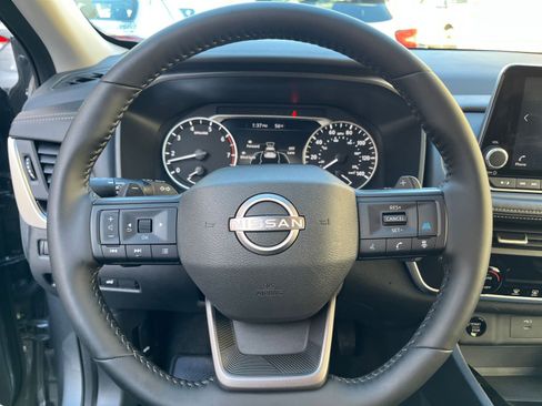 Used 2025 Nissan Rogue SV image 30