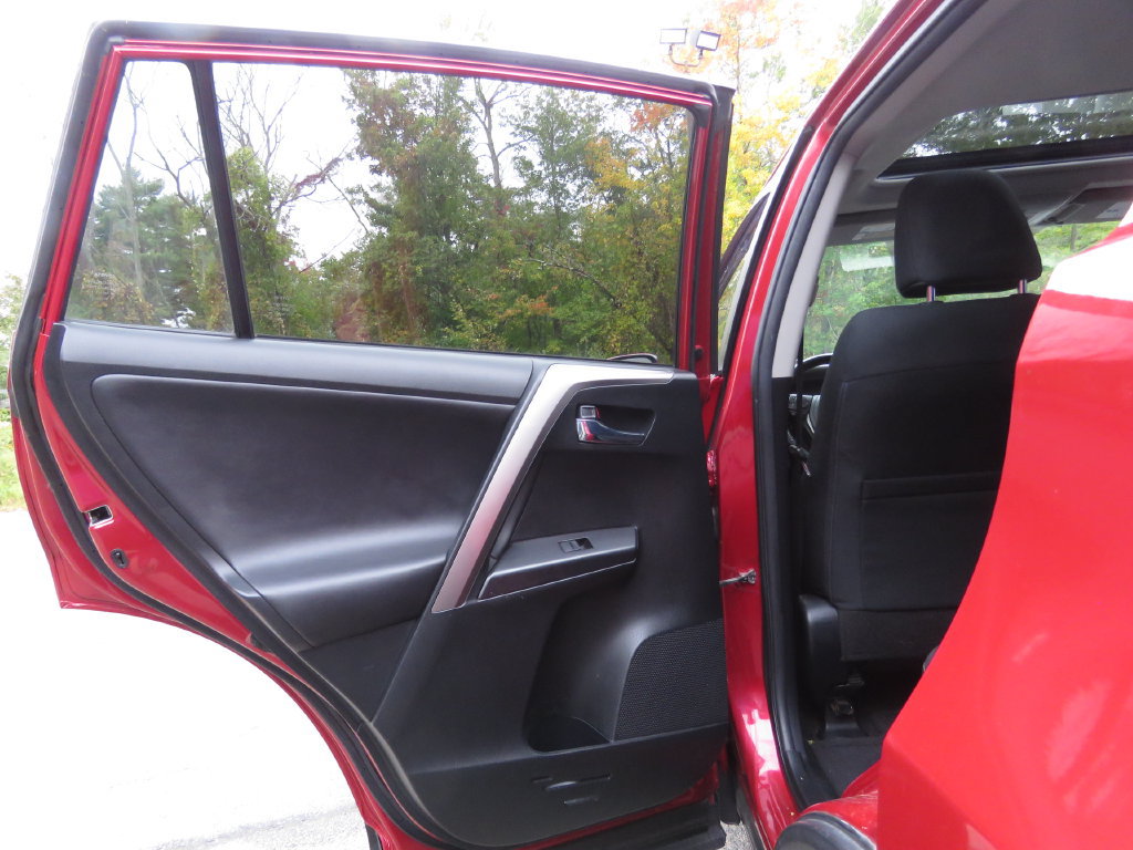 Used 2017 Toyota RAV4 XLE w/ Carpet Mat Package AWD/4WD image 18