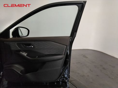 Used 2023 Nissan Rogue SV image 32