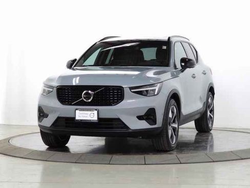 Certified 2025 Volvo XC40 B5 Plus image 4