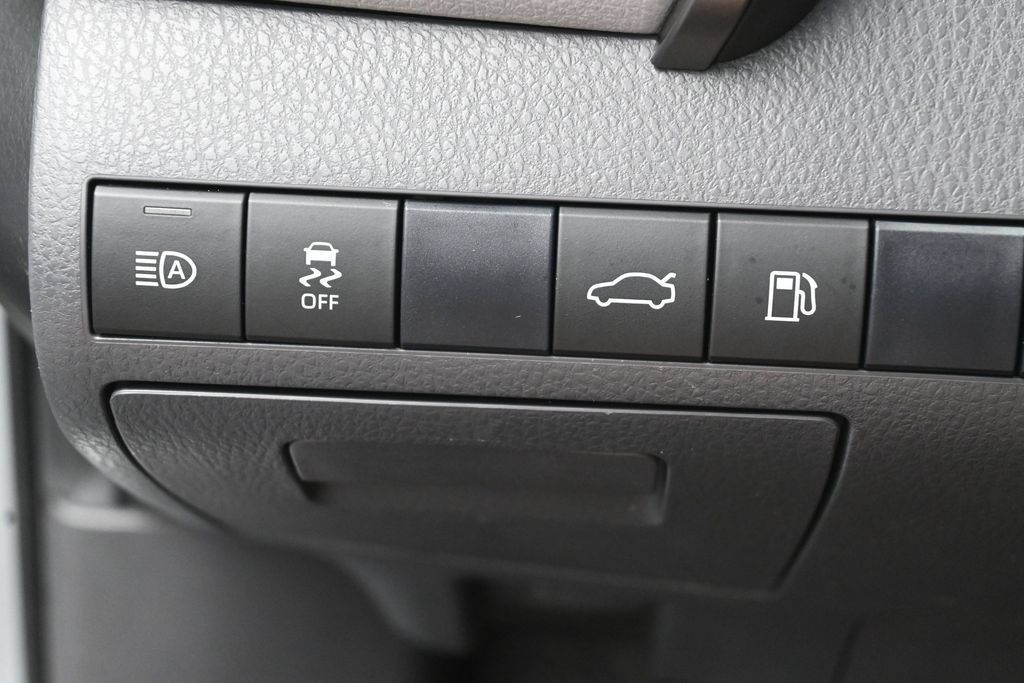 Used 2018 Toyota Camry SE FWD image 14