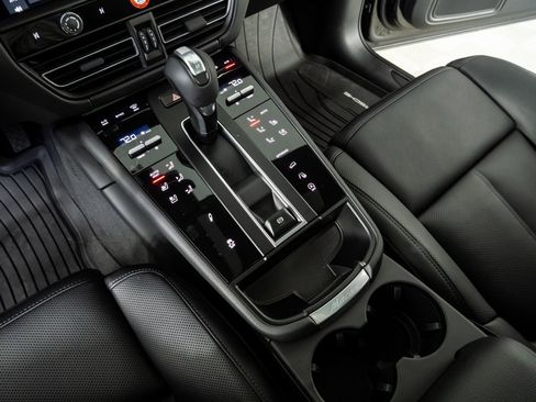 New 2026 Porsche Macan image 18