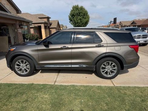 Used 2021 Ford Explorer Limited w/ Equipment Group 301A AWD/4WD image 2