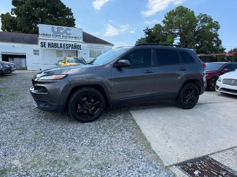 Used 2018 Jeep Cherokee Latitude w/ Altitude Package image 2