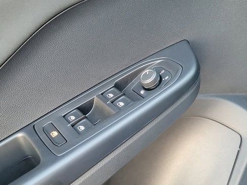 Used 2025 Volkswagen Taos SE image 19