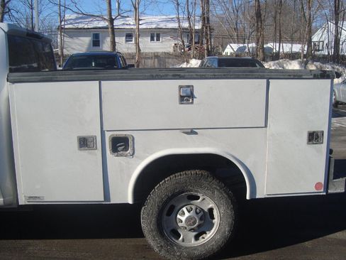 Used 2022 GMC Sierra 2500 Pro w/ Convenience Package image 8