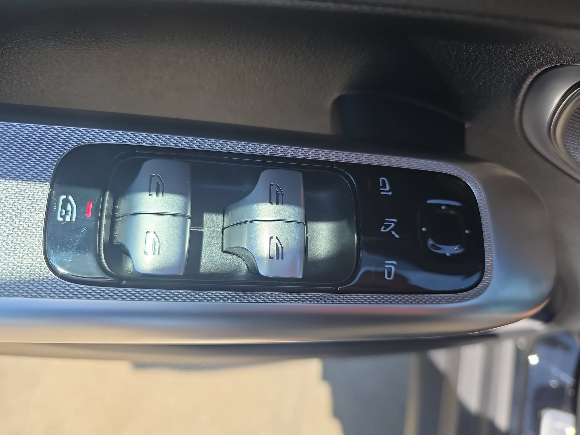 Used 2025 Mercedes-Benz GLC 300 4MATIC image 27