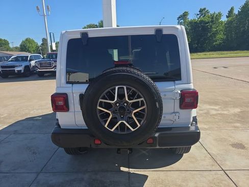 Used 2024 Jeep Wrangler Unlimited Sahara w/ Technology Group AWD/4WD image 4