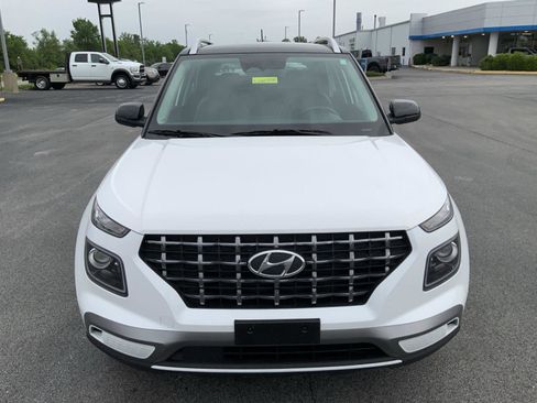Used 2024 Hyundai Venue Limited FWD image 3