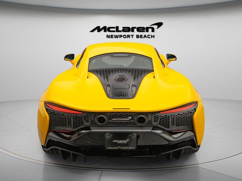Used 2024 McLaren Artura RWD image 9