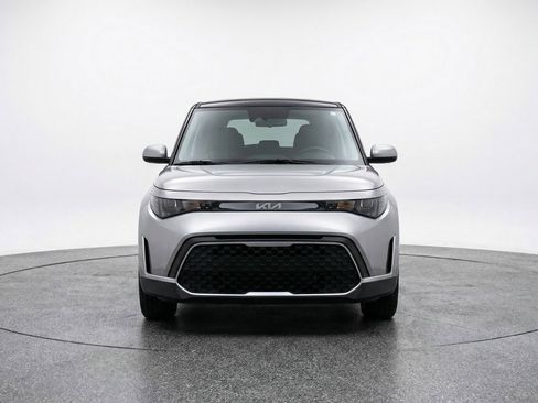 Used 2025 Kia Soul LX w/ LX Technology Package FWD image 2