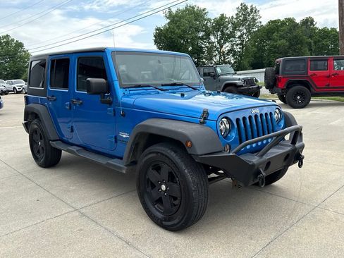 Used 2015 Jeep Wrangler Unlimited Sahara w/ Max Tow Package AWD/4WD image 17