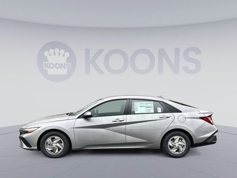 New 2026 Hyundai Elantra SE image 2