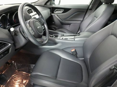 Used 2020 Jaguar F-PACE Premium image 32