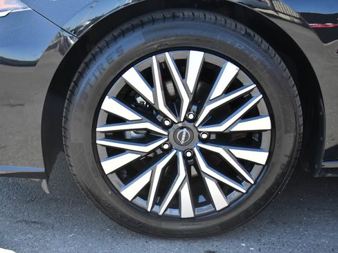 Used 2024 Nissan Altima 2.5 SV FWD image 12
