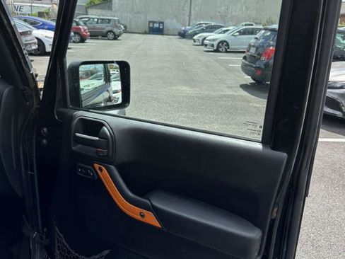 Used 2015 Jeep Wrangler Unlimited Rubicon w/ Connectivity Group image 12