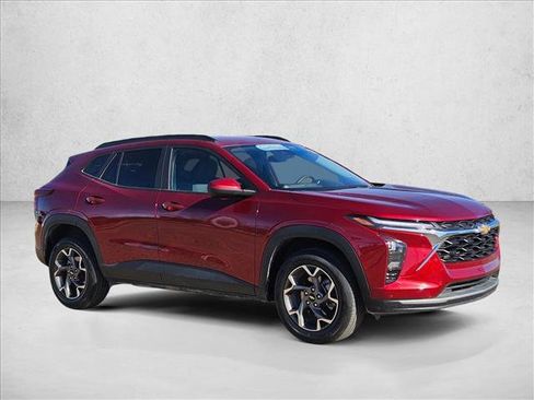 Used 2025 Chevrolet Trax LT image 3