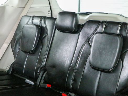 Used 2024 Chrysler Pacifica Touring-L FWD image 25