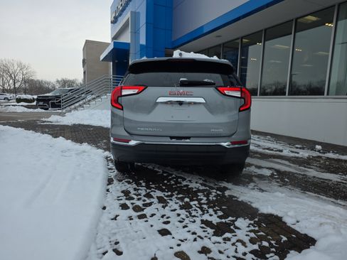 Used 2024 GMC Terrain SLT w/ Infotainment Package II image 4