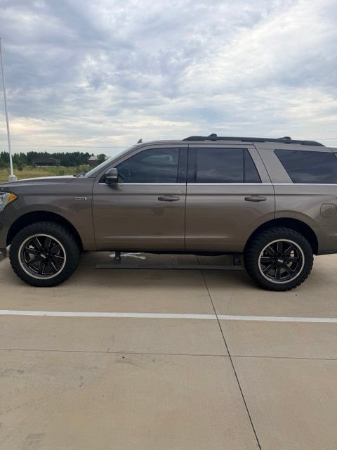 Used 2018 Ford Expedition XLT w/ Equipment Group 202A AWD/4WD image 3