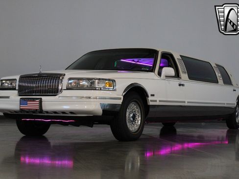 Used 1996 Lincoln Town Car Executive image 4