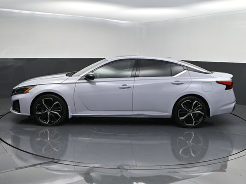 Used 2023 Nissan Altima 2.5 SR w/ SR Premium Package FWD image 5