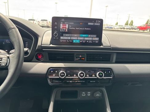Certified 2025 Honda Pilot Black Edition image 18