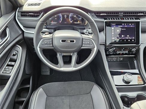 New 2025 Jeep Grand Cherokee Altitude image 12