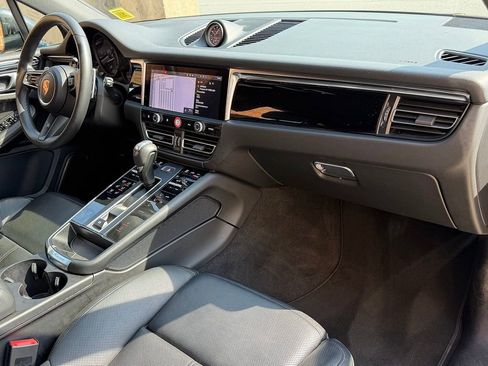 Certified 2025 Porsche Macan AWD/4WD image 20