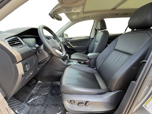 Used 2023 Volkswagen Tiguan SE FWD image 9