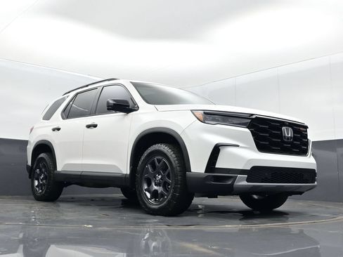 Certified 2025 Honda Pilot TrailSport image 10