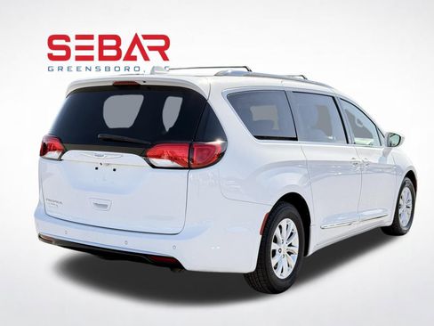 Used 2018 Chrysler Pacifica Touring-L image 6