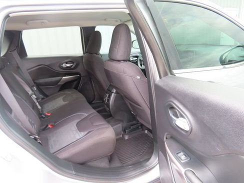 Used 2022 Jeep Cherokee Latitude w/ Comfort Safety Group AWD/4WD image 28