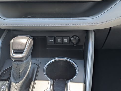 Used 2021 Toyota Highlander XLE AWD/4WD image 29